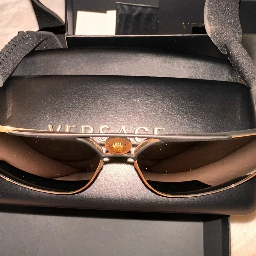 🔥VERSACE AUTH SUNGLASSES WITH ATTACHMENTS TO HANG OFF NECK FULL INCLUSION